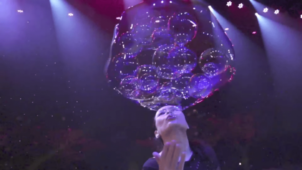 Ana-Yang-Gazillion-Bubble-Show